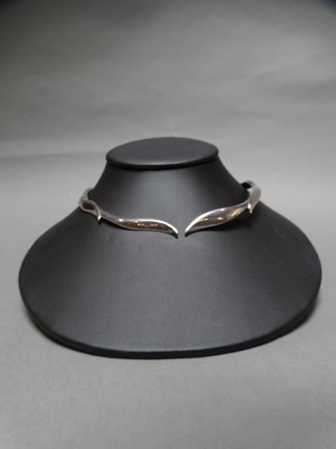 Mexican Silver Necklace: Mexican Silver Necklace Beautiful silver choker type necklace, stamped, from Taxco, Mexico. Please note that this lot has a reserve and is part of a live auction with attending bidders. When you leave