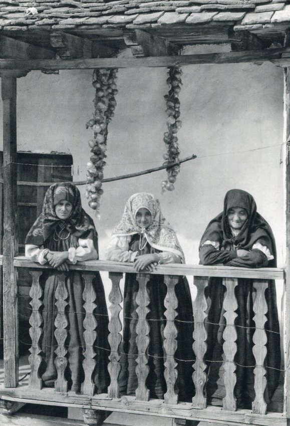 Echague, Jose Ortiz - Women on Balcony: 1965 Sheet fed Copper plate gravure printed in Spain image size 9.5 x 14 Shipping Domestic: $15 shipping within the Continental USA. International: Additional shipping charges will apply. Location: It
