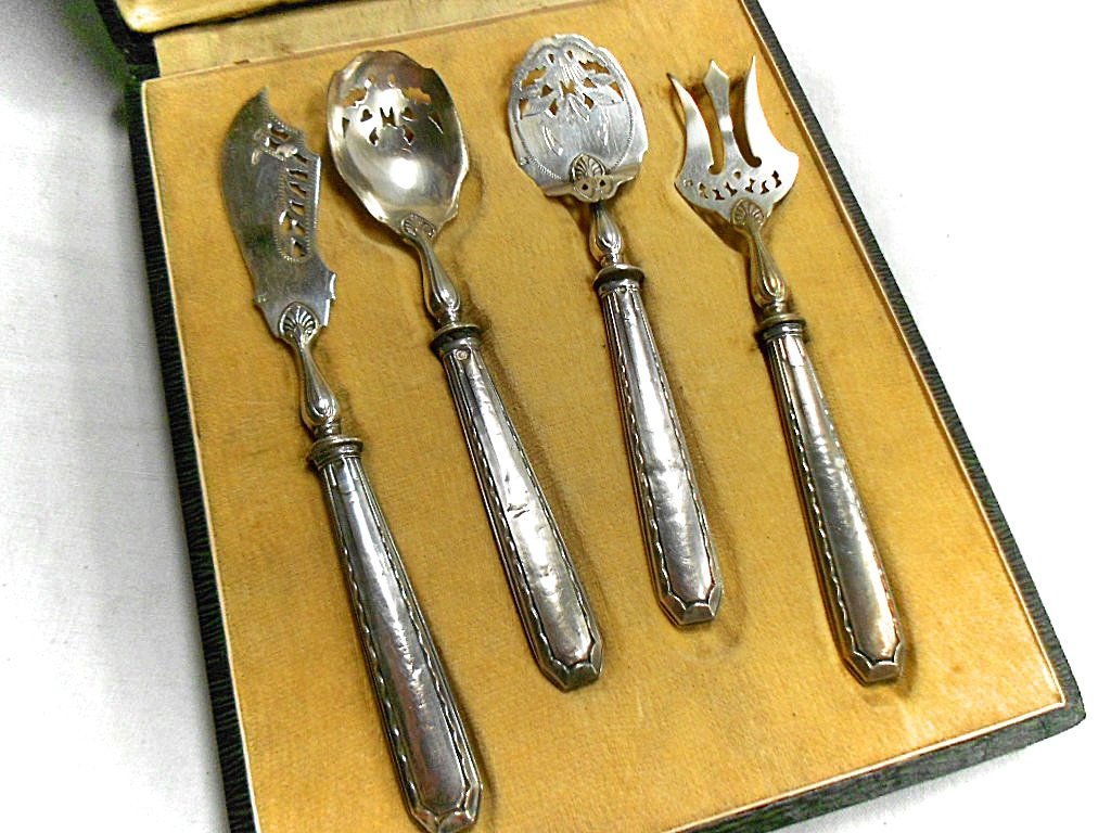 4 Piece Silver Minerve Mignardises Service: 391g. Knife 7 1/2" long, Spatula 6 1/2" long, Spoon 6 5/8" long, fork 6 5/8" long. Very good antique condition. Handles are all stamped with the Minerva mark. The service ends are silver plate