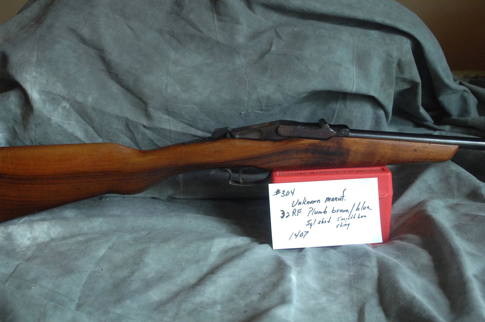 Unknown manufacturer, single shot rifle: 32RF, smooth bore, shiny, plumb brown and blue, ser# 1407
