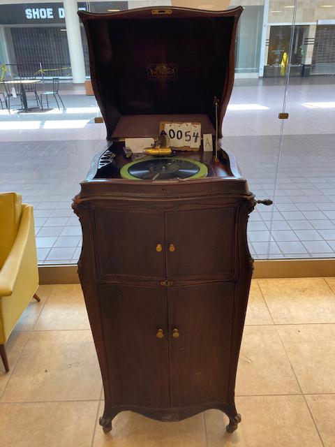 Mahogany Victrola Phonograph: Mahogany Victrola phonograph with 24k gold wash. The case is loaded with a full rack of records (40+). We have the key for this phonograph and it does work. This cost over $500+/- new in the 1900s. 47