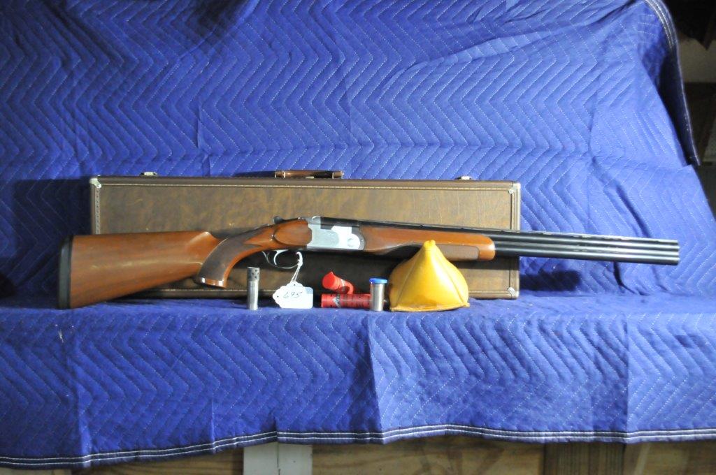 Beretta Model 686 Special O/U: Beretta Model 686 Special O/U. 12 gauge 3". 26" Mag-Na-Port bbls. 4 different chokes. Exceptionally dirty and uncared for but nice and tight. Sparse pitting. With a Browning case. Serial No. L48207B.