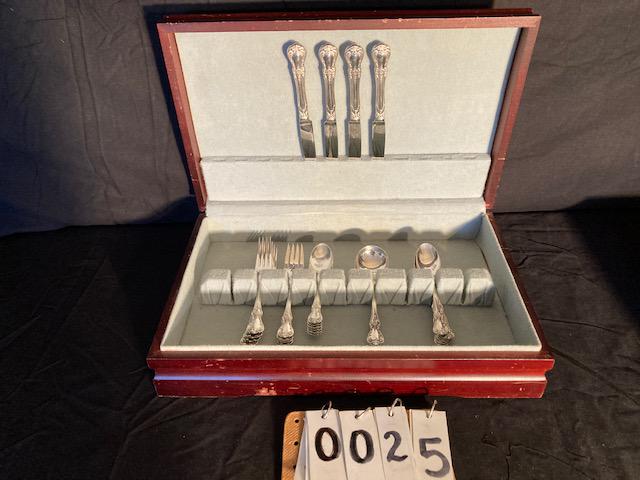 29 Piece Towle Sterling Silver Flatware Set: 29 piece Towle sterling silver flatware set. Old Master pattern. 4 dinner knives, 4 dinner forks, 4 salad forks, 4 soup spoons, 12 tea spoons and 1 sugar spoon. 29.75 troy oz. total weight. Please rea