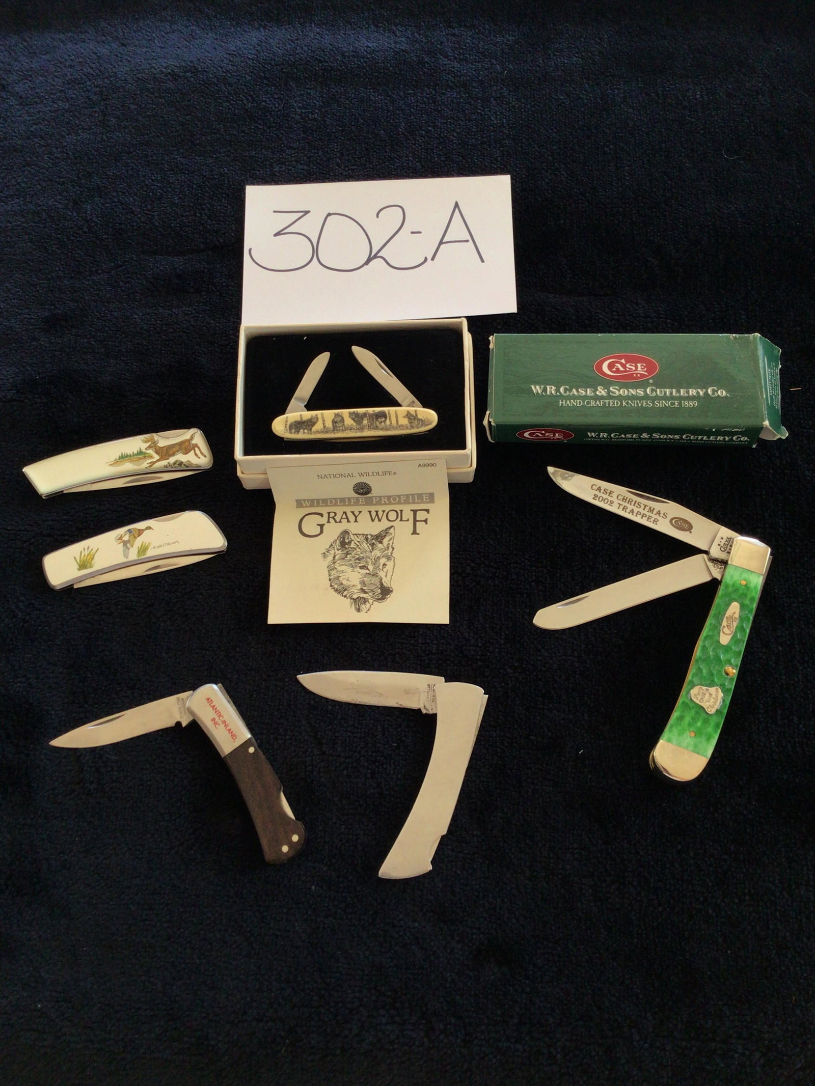 Six Miscellaneous Knives: Six miscellaneous knives. One W.R. Case & Sons Cutlery Co. knife, double blade. One Barlow National Wildlife Gray Wolf knife, double blade. One Kershaw knife with duck. One Kutmaster knife with a buck