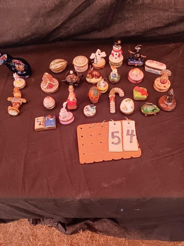 24 Excellent Limoges Peint France Mini Boxes: Main hinged miniature boxes, hand painted plus 3 misc. pieces in lot. all 24 pieces being sold for one money