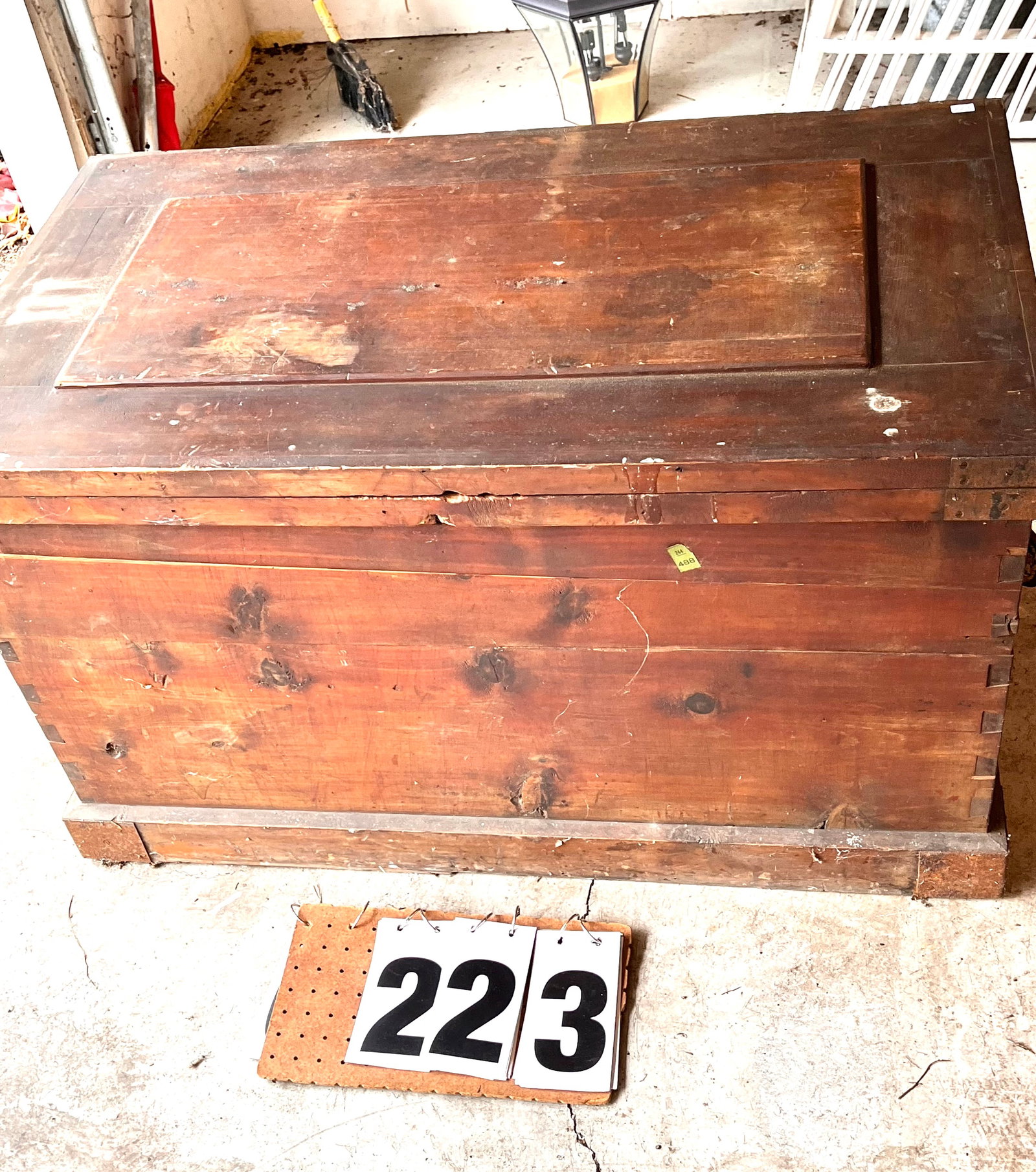 1860s American Hand Dovetailed Cedar Lined Chest: 1860s American hand dovetailed cedar lined chest. From the Rochester, NY Estate.