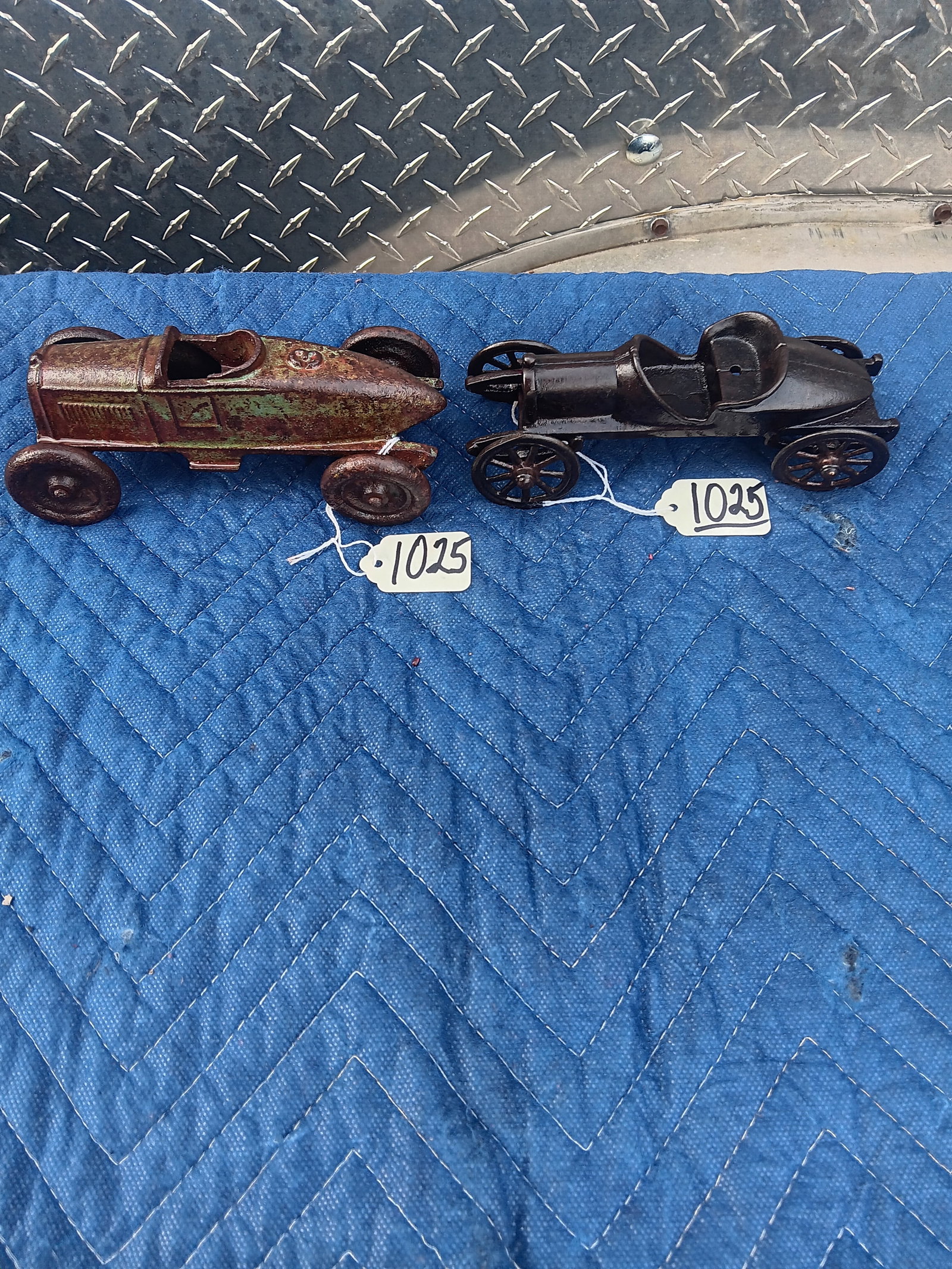 Two Vintage Cast Iron Cars (1 of 12)