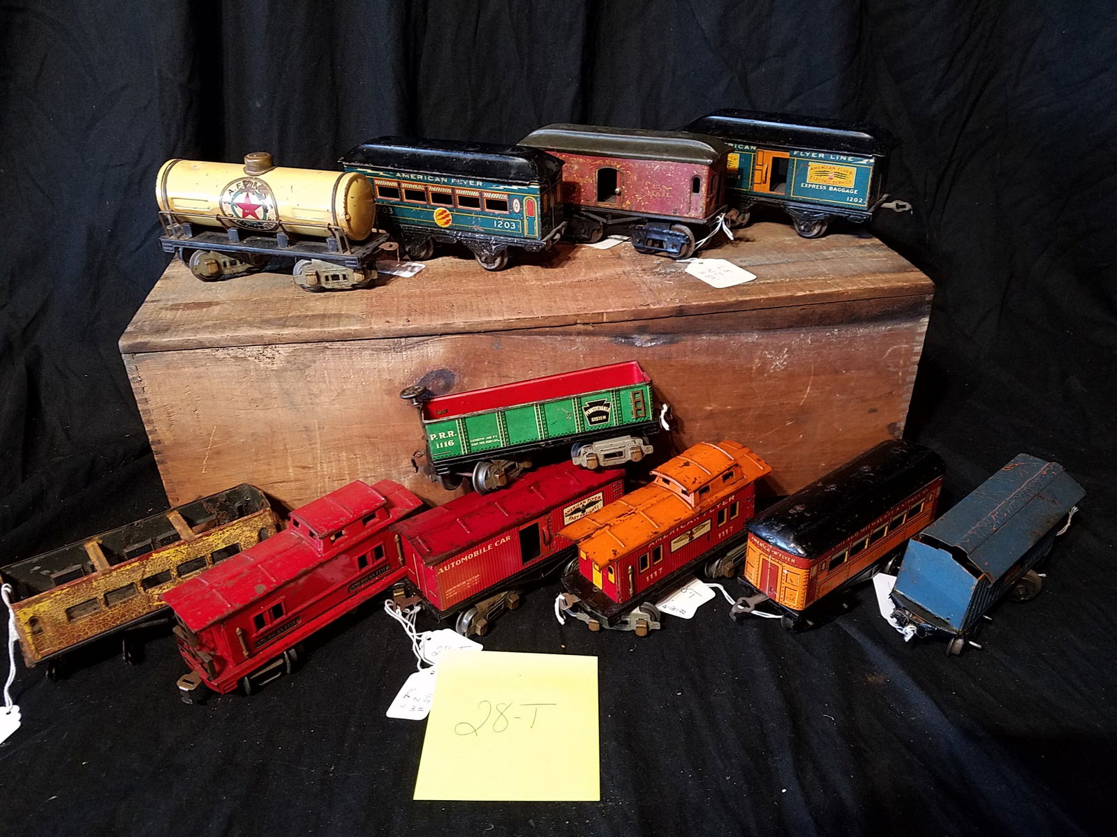 11 Pre-War American Flyer Train Cars (1 of 10)