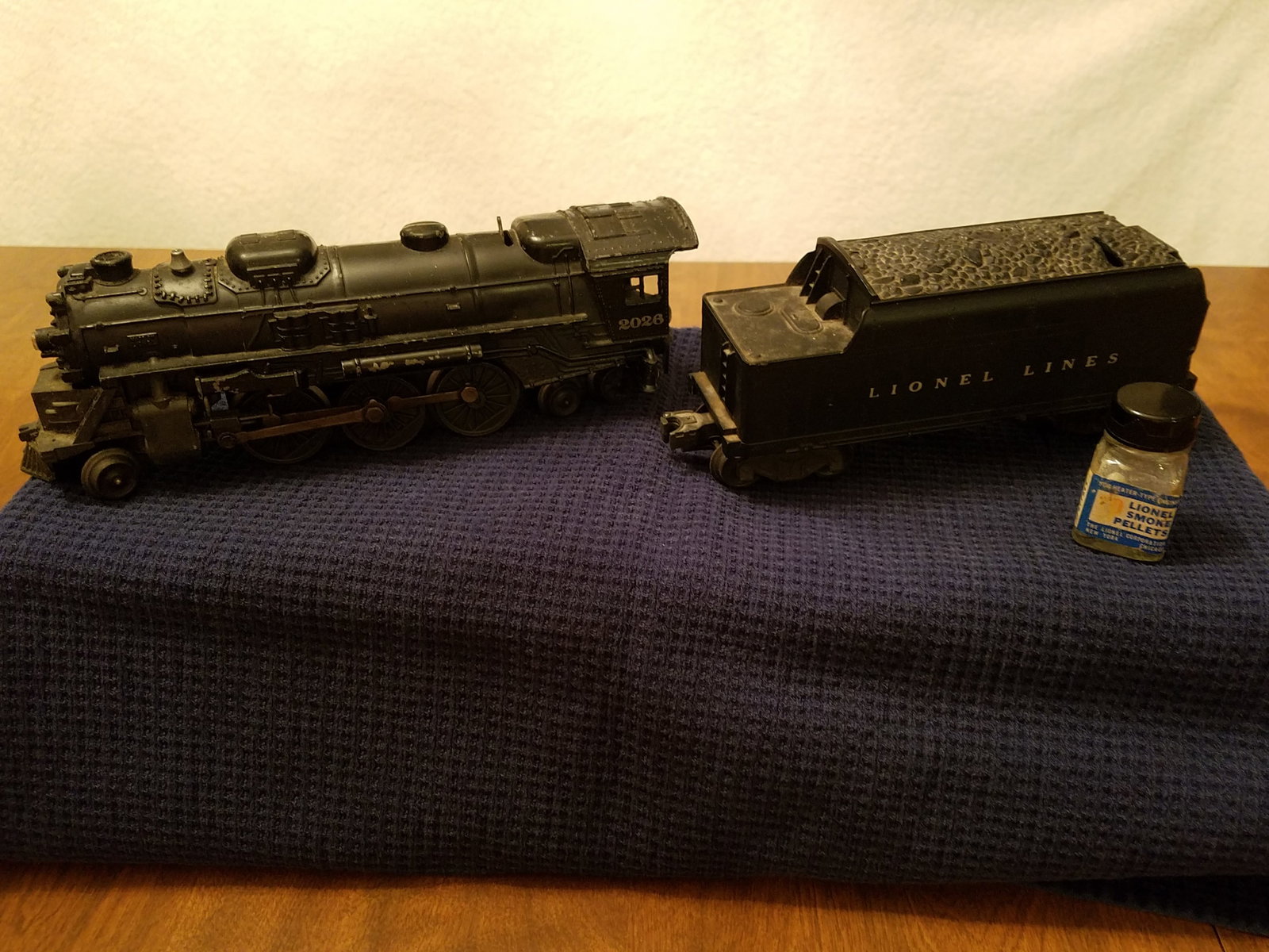 Lionel 0 Gauge Steam Locomotive and Tender: Lionel 0 gauge steam locomotive and tender. One 2026 steam locomotive 2-6-2 with whistle. One 6466T tender car. See photos. Please read the Terms and Conditions of this auction thoroughly for IMPORTAN
