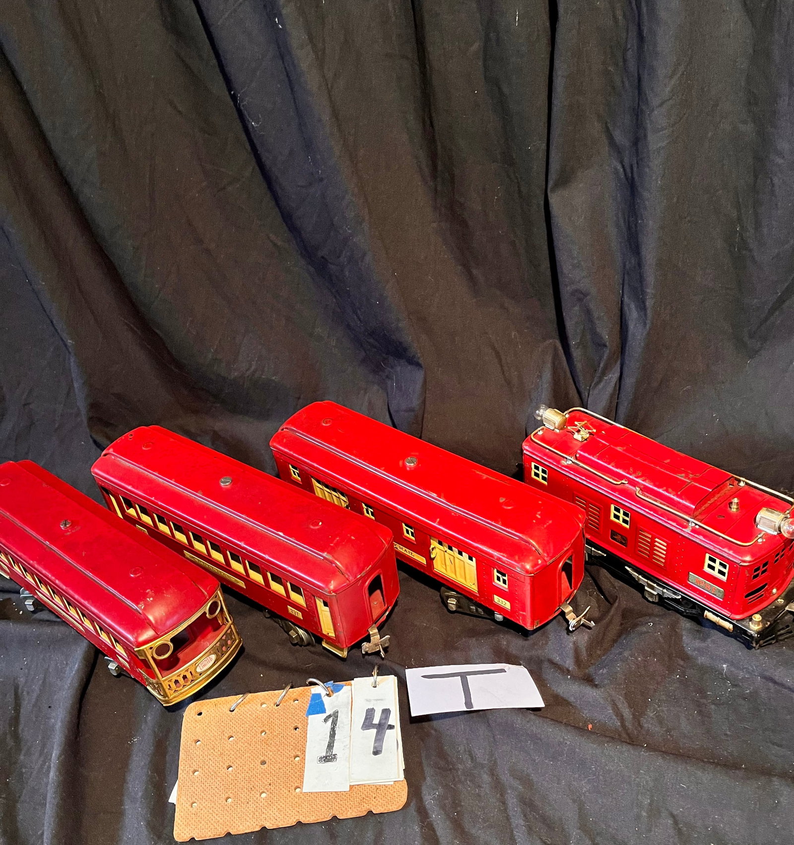The Lionel Lines Four Piece 0 Gauge Set (1 of 5)