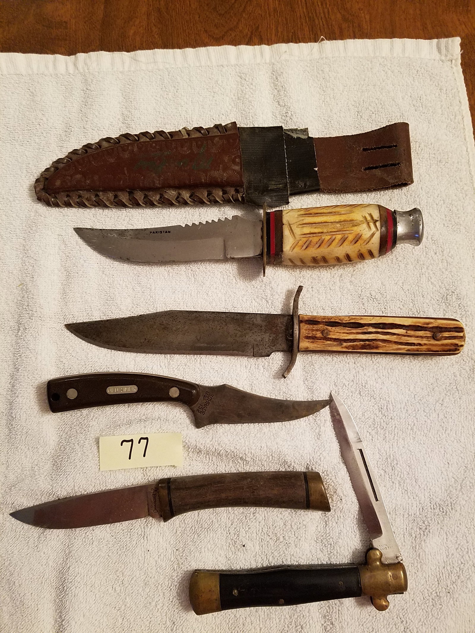 Assorted Lot of Hunting Knives: Assorted lot of hunting knives. Five hunting knives manufactured by Browning, Schrade and others (unknown). See photos.