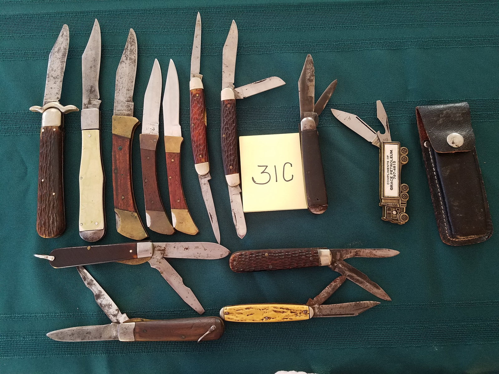 Assorted Lot of Pocket Knives: Assorted lot of pocket knives. 13 pocket knives manufactured by Kent, Robeson Shuredge, Kutmaster, Schrade, Atco, Colonial & Presto and more. See photos.