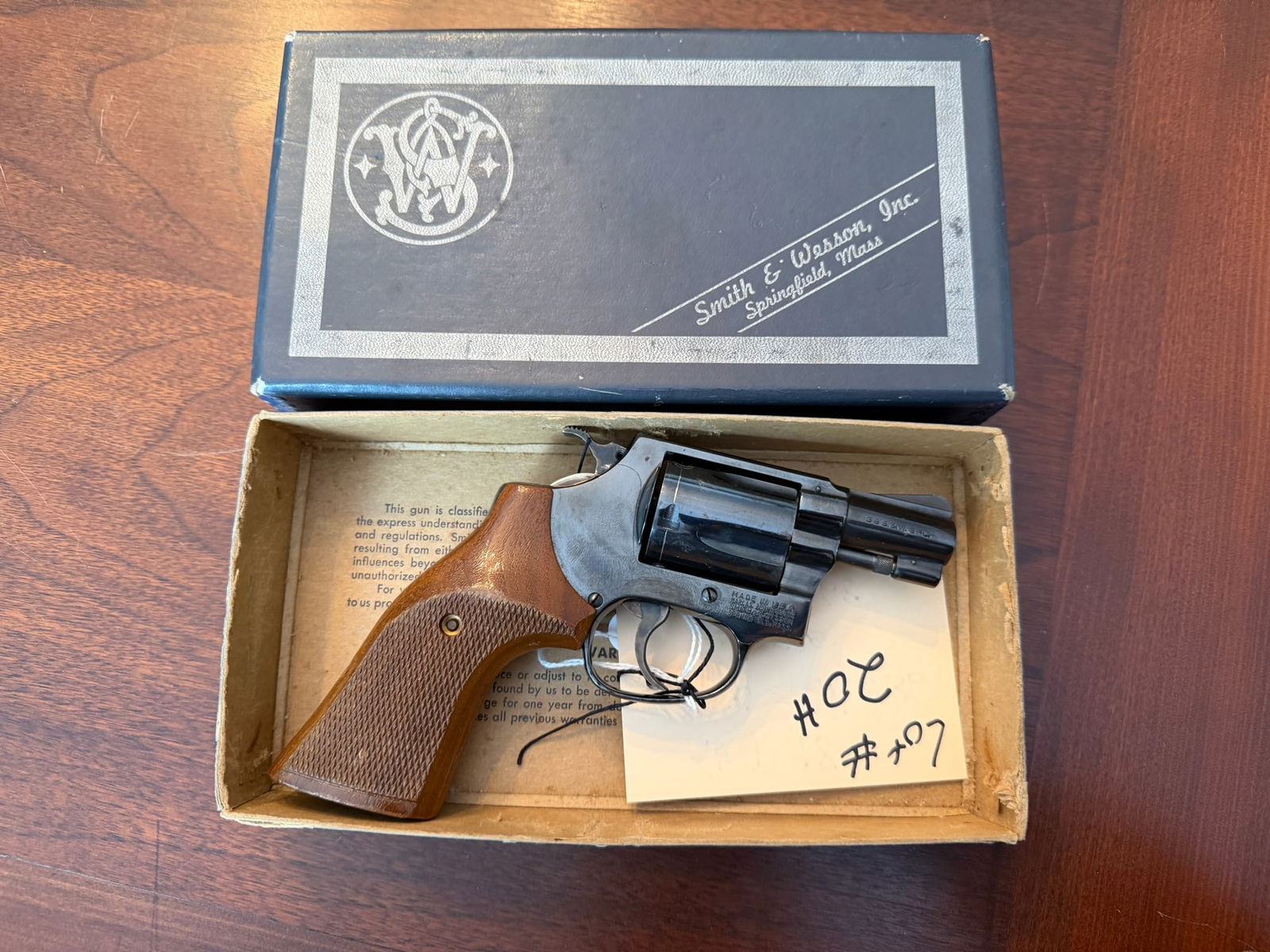 Smith & Wesson Model 36: Smith & Wesson Model 36. 38 Special. Spiegel grips. Dated to 1955. In the original box. Serial No. 6J4068. See photos.