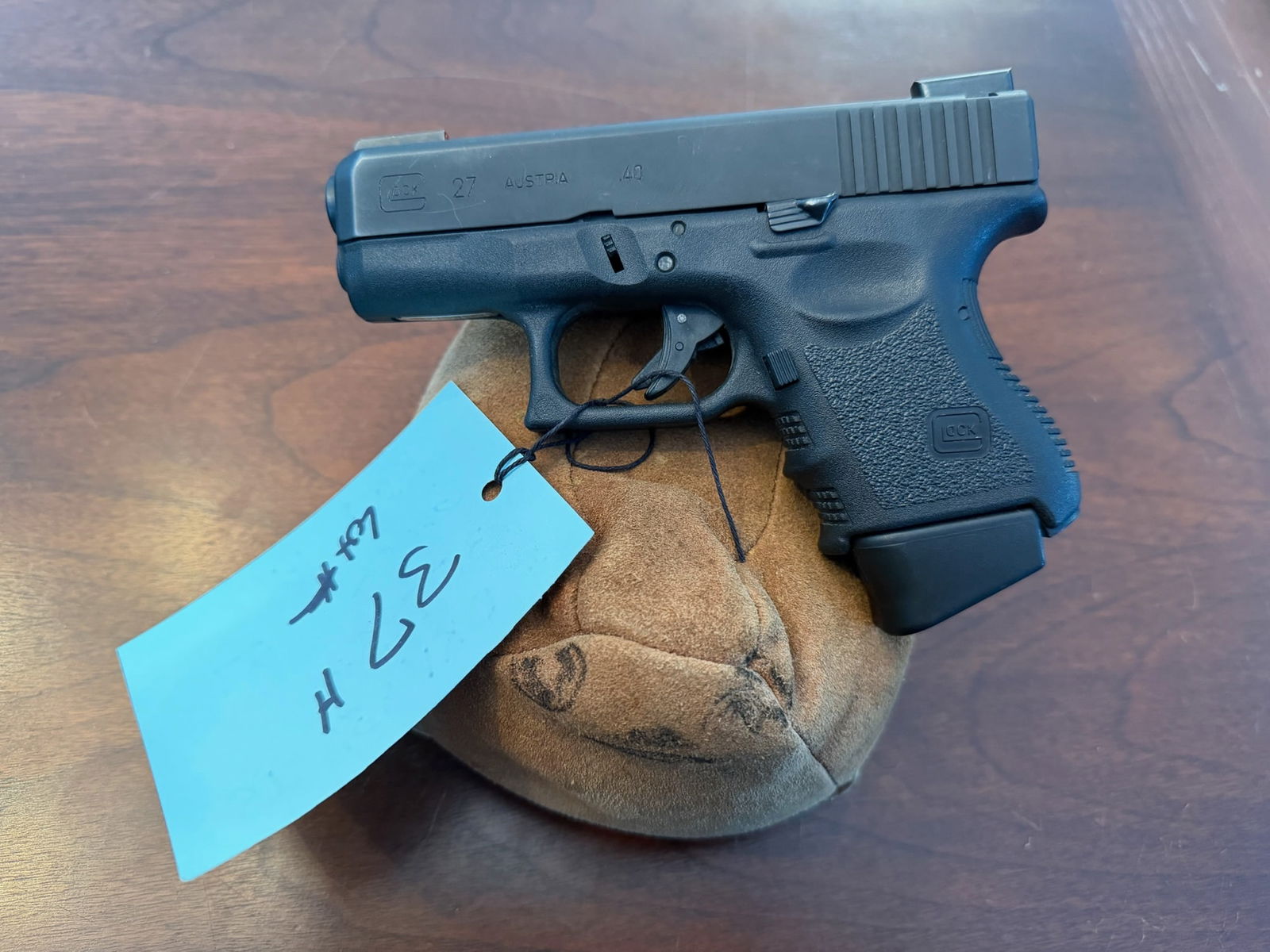Glock Model 27: Glock Model 27. 40 Smith & Wesson. Fiber optic sights. Comes with KKM Glock Model 33 357 Sig barrel and KKM Glock Model 27 9mm barrel. Serial No. DKV836US. See photos.