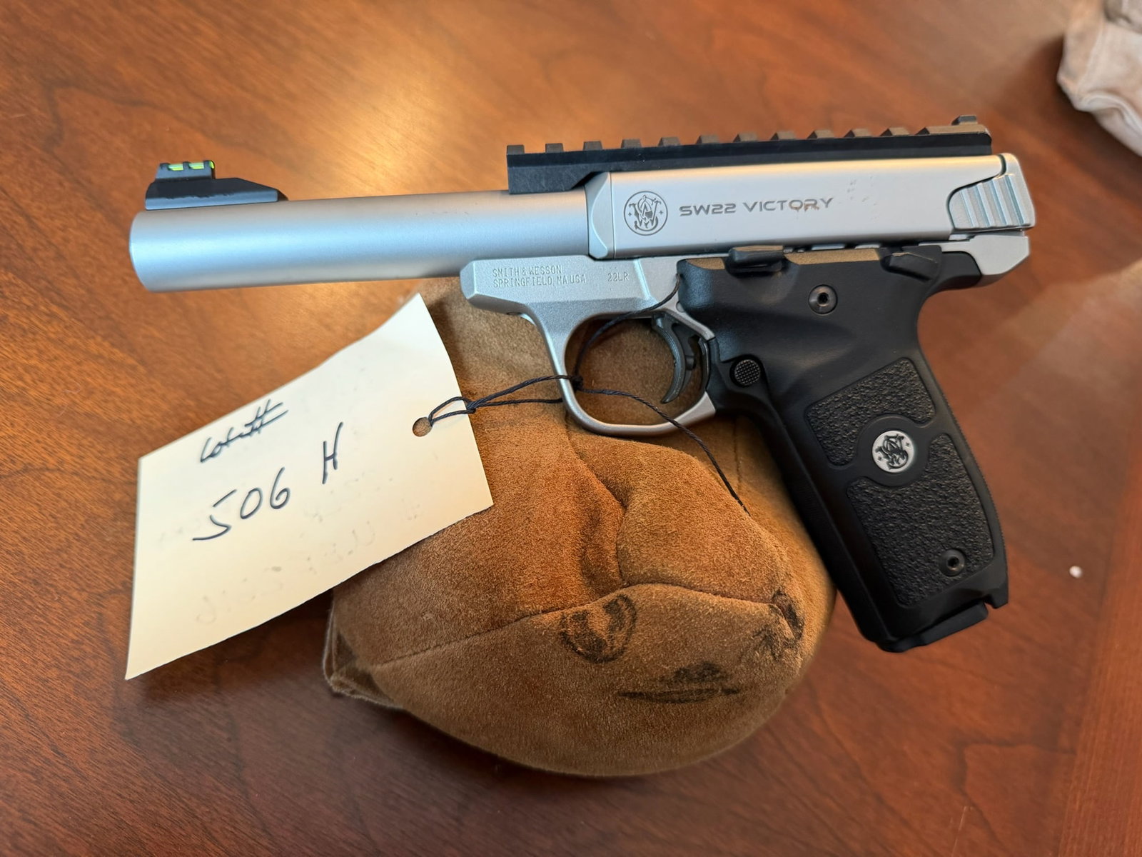 Smith & Wesson Model SW22 Victory: Smith & Wesson Model SW22 Victory. 22LR. Serial No. UEF2616. See photos.