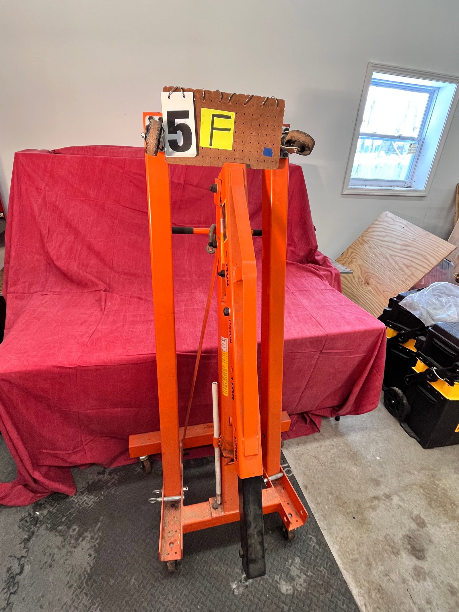 Like New Central Hydraulics Engine Hoist: Like new Central Hydraulics engine hoist. Shop crane. 33.5"w x 28"d x 63"h. See photos. Please read the Terms and Conditions of this auction THOROUGHLY for IMPORTANT bidder information.