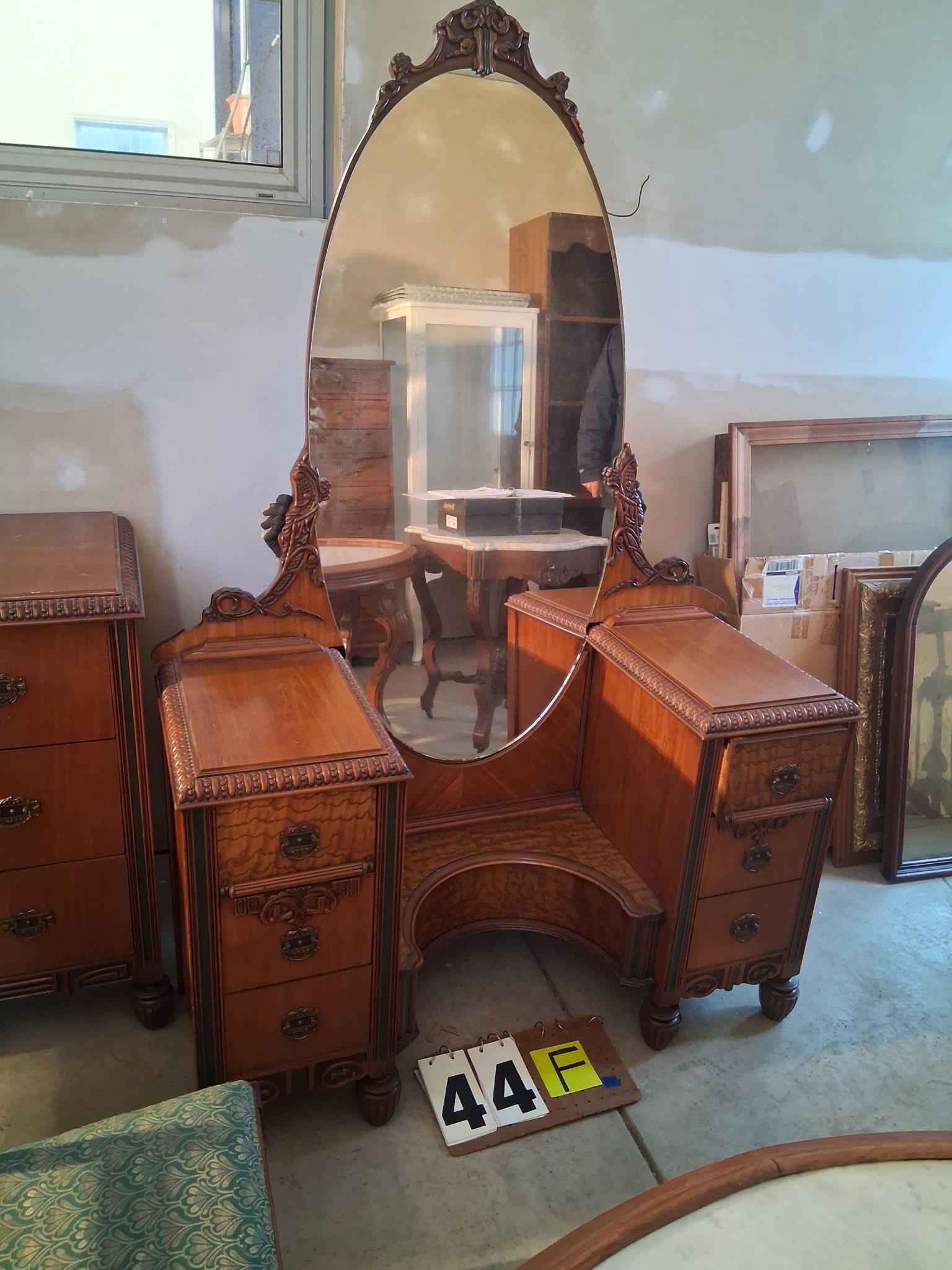 American 1920s Five Piece Matching Bedroom Set: American 1920s five piece matching bedroom set. See photos. Please read the Terms and Conditions of this auction THOROUGHLY for IMPORTANT bidder information.