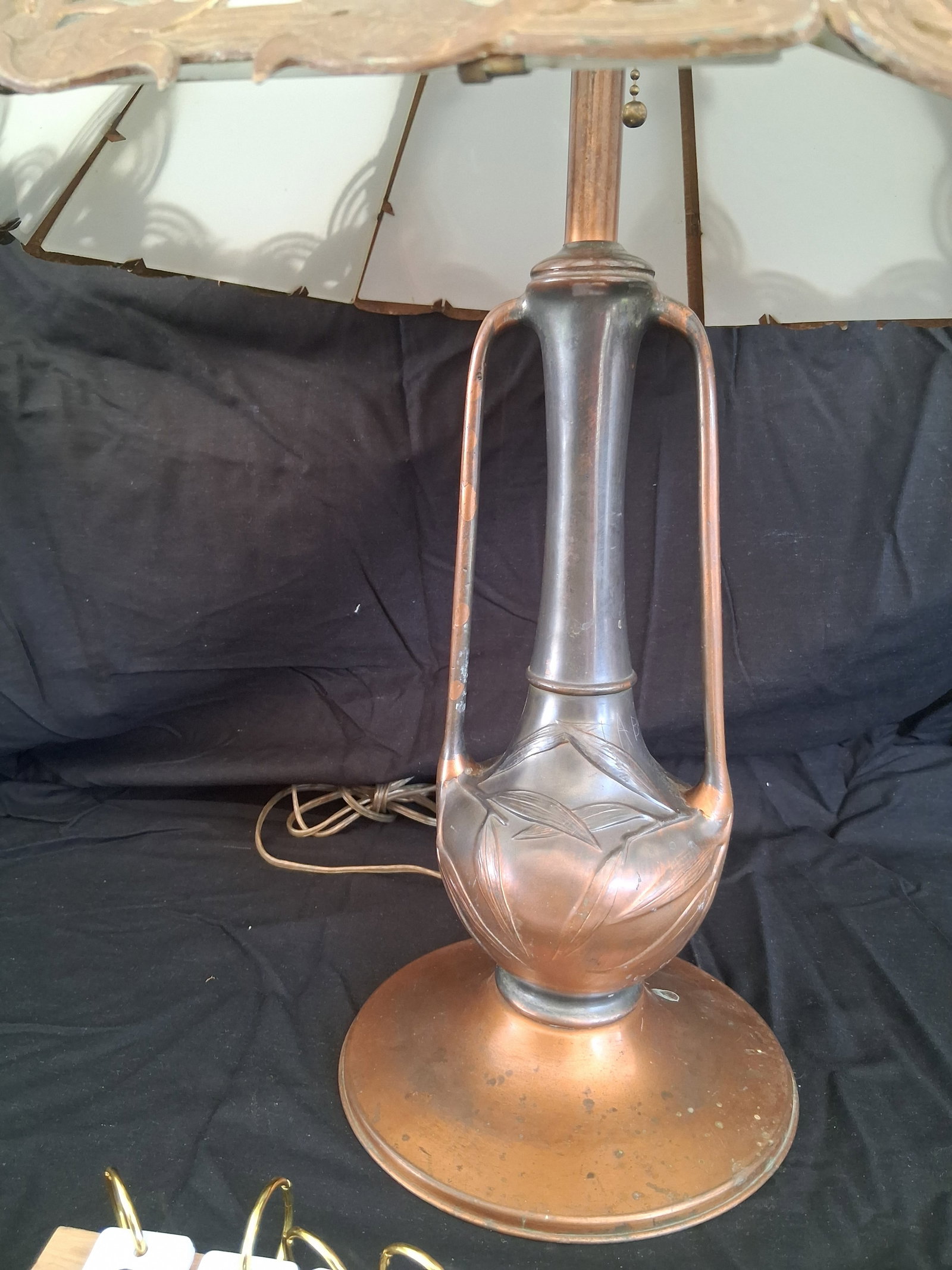 1900s Unsigned Pittsburgh Seven Glass Panel Lamp - 2