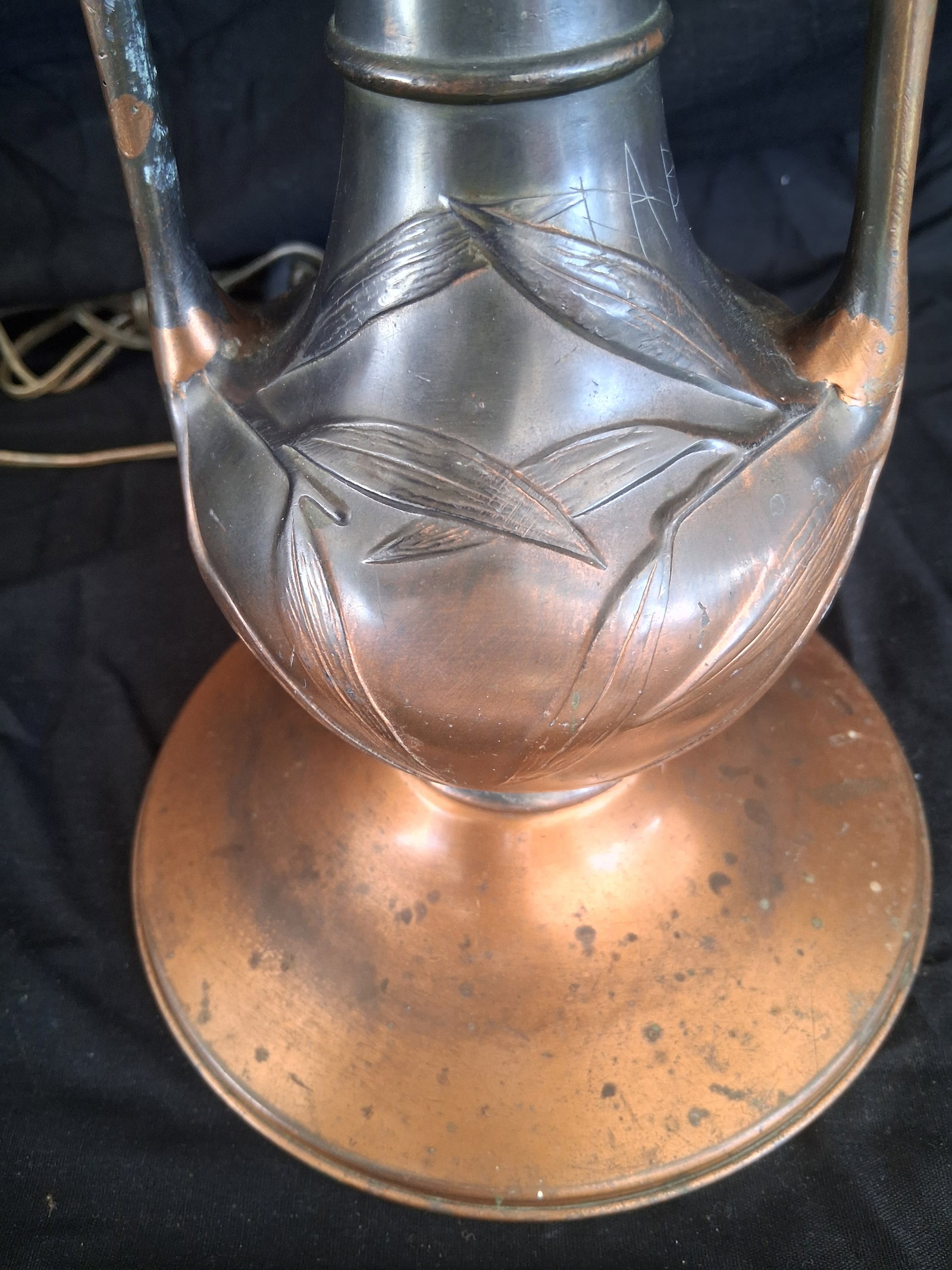 1900s Unsigned Pittsburgh Seven Glass Panel Lamp - 3