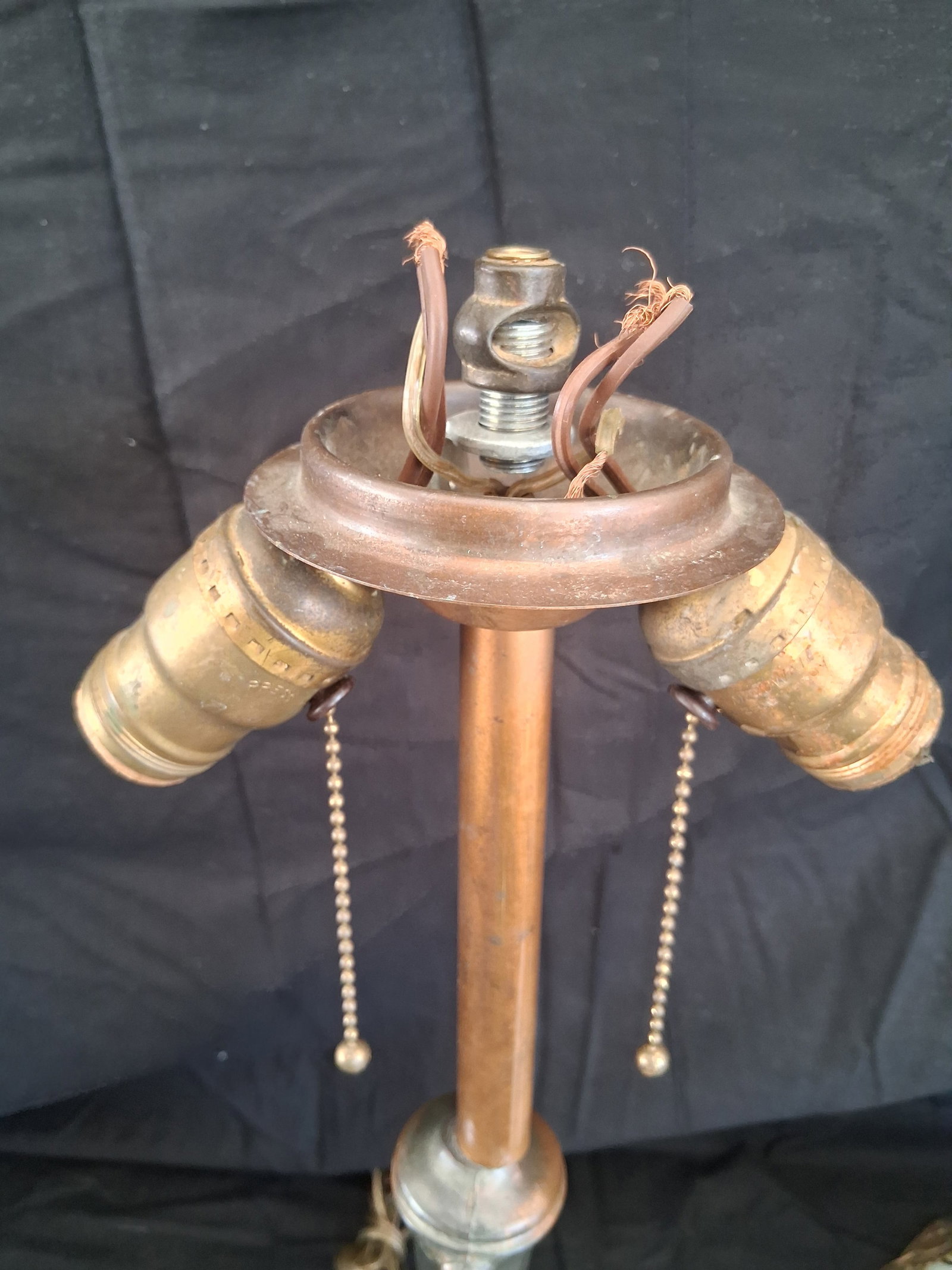 1900s Unsigned Pittsburgh Seven Glass Panel Lamp - 9
