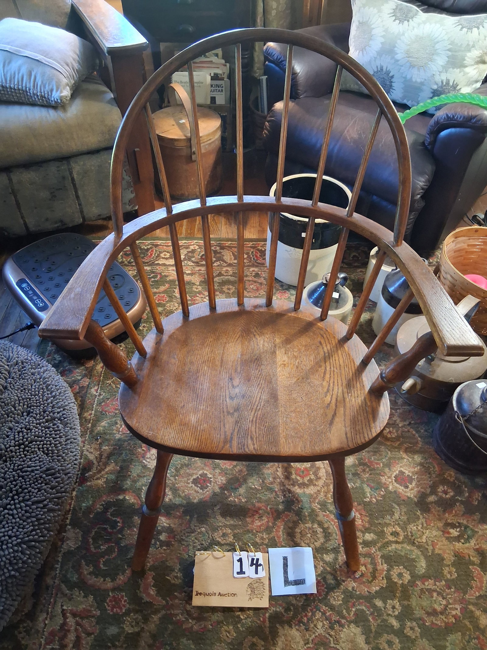 1890s American Oak Windsor Armchair: 1890s American oak Windsor armchair. 25"w x 22"d x 36.5"h. See photos. Please read the Terms and Conditions of this auction THOROUGHLY for IMPORTANT bidder information.