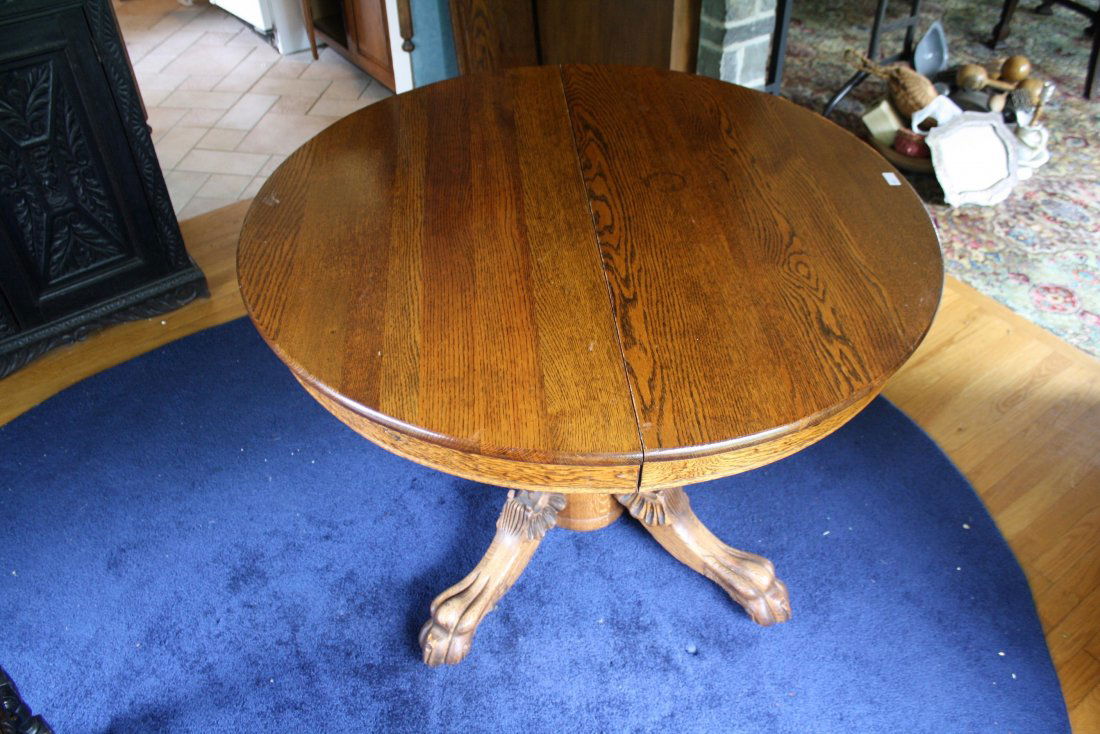 1890s Quartered oak dining table with lion-headed claw (1 of 3)