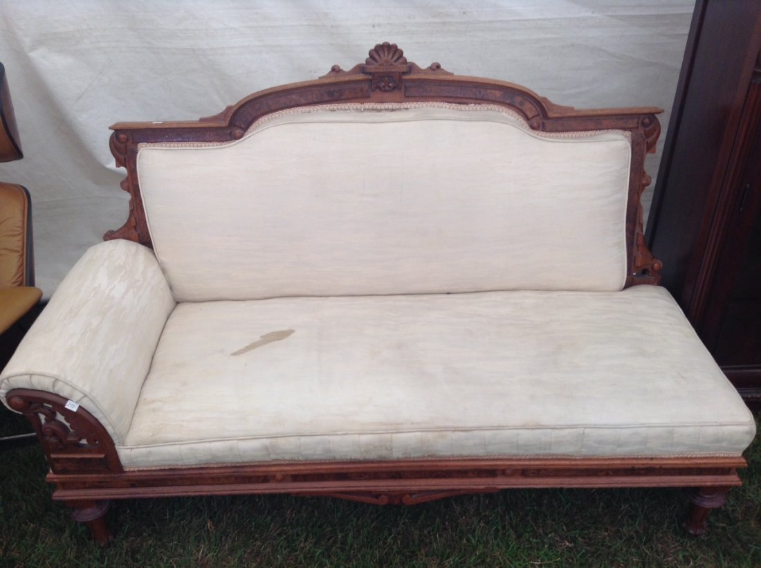 Victorian Buel Walnut 1870s fainting couch American: Victorian Buel Walnut 1870s fainting couch American