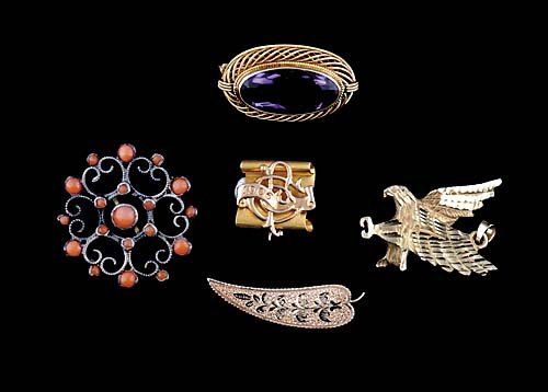 Collection of jewelry and pins: Collection of jewelry and pins ivory bead necklace, Dia.3mm L15 1/4"; sweater guard consisting of three heart-shaped button/studs held by open link chain, 14K yellow gold, overall L6 1/2" studs Dia.1/