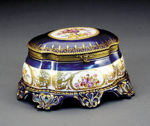 2034: Porcelain and gilt-metal mounted box