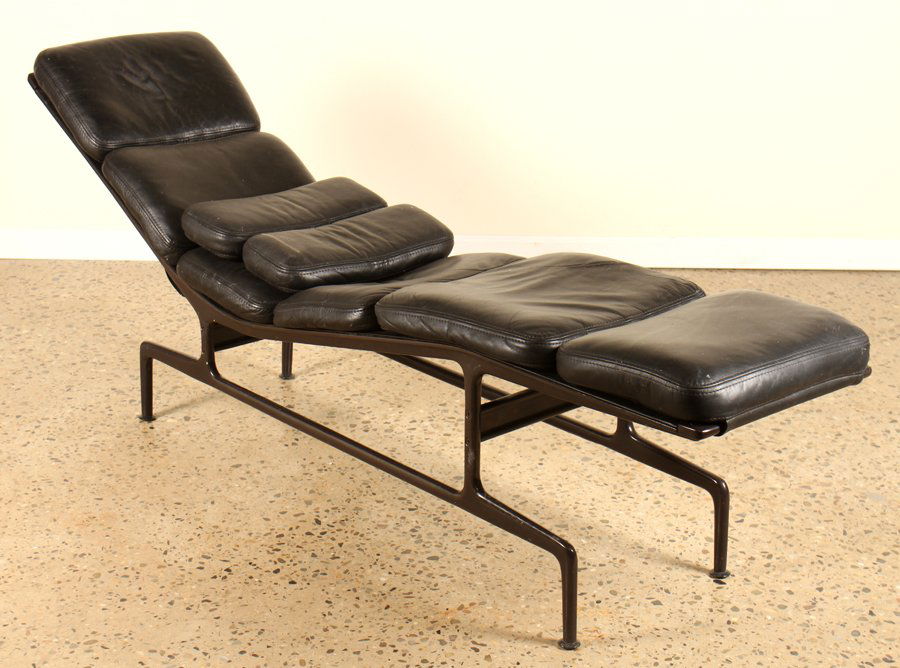 LABELED CHARLES EAMES/HERMAN MILLER LOUNGE CHAIR (1 of 5)