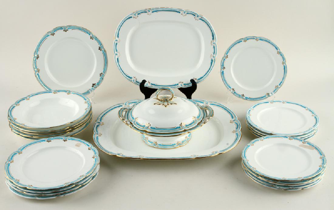23PC. ENGLISH MINTON PORCELAIN DINNER SERVICE: A twenty three piece English Minton porcelain partial dinner service. To include: Five plates: 10.25" Ten plates: 9.25" Five bowls: 10.25" One covered serving dish: 12" Two platters: 14.5" and 18.5" i