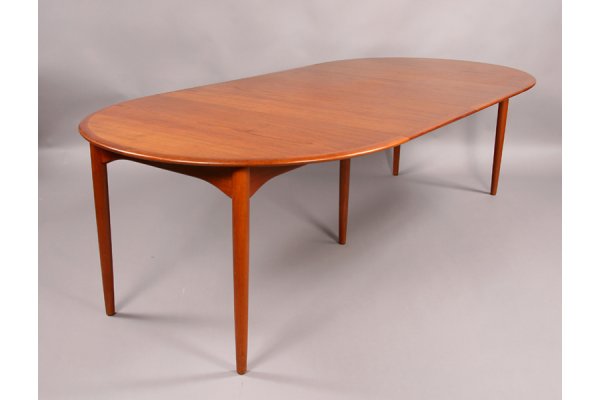 J. Moller Danish modern dining table 2 leavesA ver: J. Moller Danish modern dining table 2 leavesA very nice Danish dining table with banded top and tapering legs. Having two leaves each measuring 23.5. Branded Paul Dinesen. Ensuite with the previous l