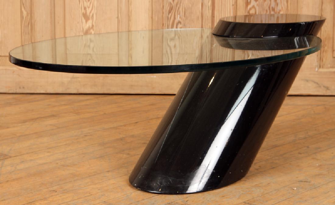 MODERN ITALIAN OVAL GLASS COFFEE TABLE C.1980: A modern Italian oval glass coffee table circa 1980. Ht: 18" Wd: 36" Dpth: 24" (glass)
