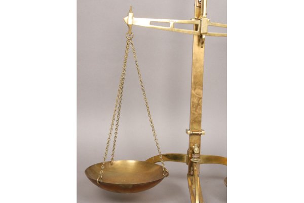 Lot of two antique brass scales circa 19 - 7