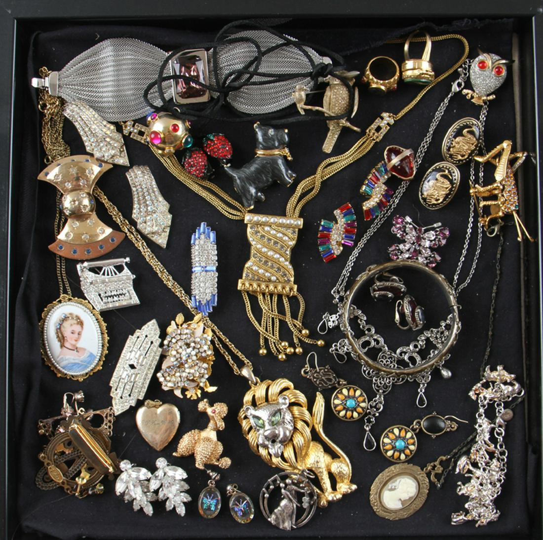 35 PIECE COLLECTION OF COSTUME JEWELRY IN CASE (1 of 6)