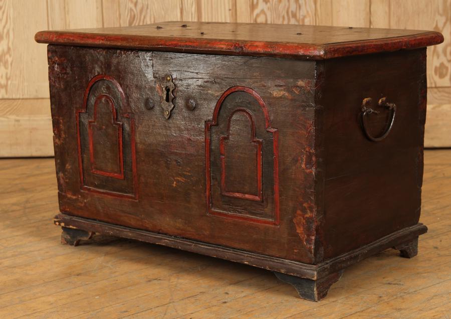 SMALL CONTINENTAL LIFT LID CHEST CIRCA 1800 (1 of 5)