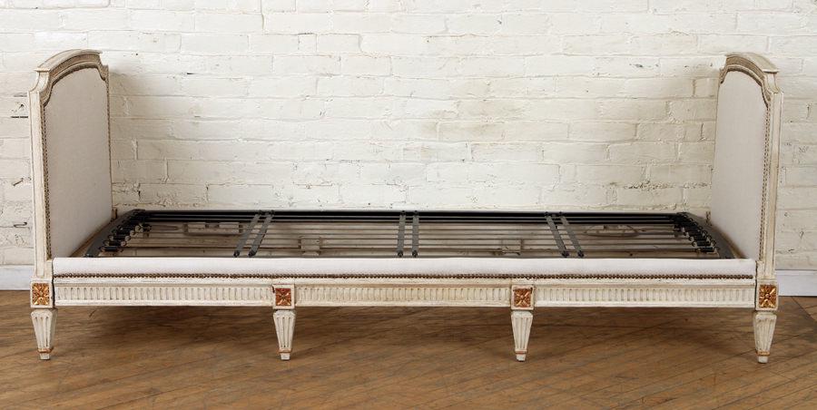 FRENCH PAINTED CARVED GILT WOOD DAY BED C.1930 (1 of 7)