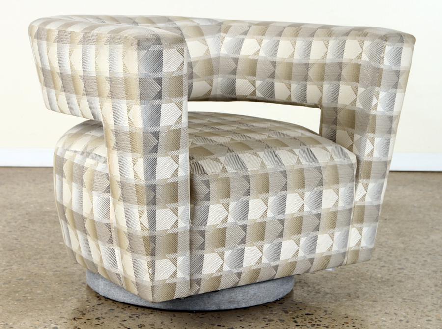 MODERN SWIVEL CHAIR MANNER OF MILO BAUGHMAN: A modern swivel chair in the manner of Milo Baughman. Ht: 29" Wd: 35" Dpth: 34" Seat: 16"