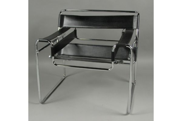 A SINGLE WASSILY CHROME AND LEATHER CHAIR.