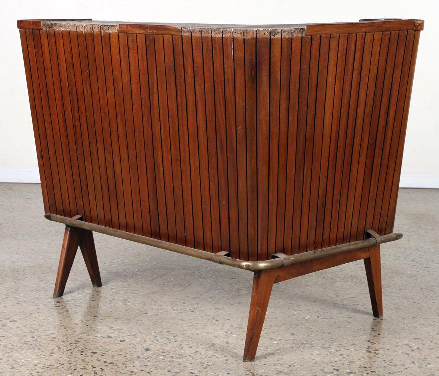 MAHOGANY L-SHAPED BAR BRASS FOOT REST C. 1960 (1 of 6)