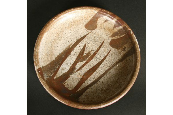 TOSHIKO TAKAEZU SIGNED STONEWARE PLATE: Toshiko Takaezu shallow stoneware plate signed TT under dipped glazes. Ht: 1.5 Width: 9.5" ***PLEASE NOTE: All property shall be paid for by the purchaser within five (5) business days of the sale. Ka
