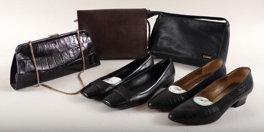 ASSORTED VINTAGE WOMENS FOOT WEAR AND ACCESSORIES (1 of 10)