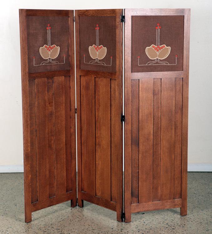 BRANDED STICKLEY ARTS AND CRAFTS STYLE OAK SCREEN: A modern branded Stickley Arts and Crafts style three fold oak screen. Ht: 69" Wd: 67.25"