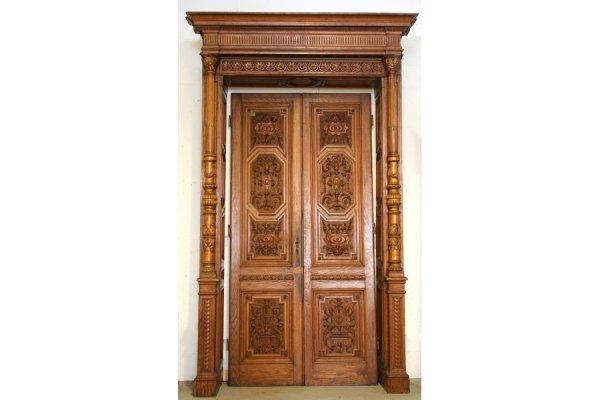 ANTIQUE VICTORIAN CARVED OAK ENTRYWAY: Antique Victorian carved oak entryway circa 1890. The surround with cove molded cornice over fluted frieze supported on carved columns and painted sides. The doors with elaborately carved panels on th