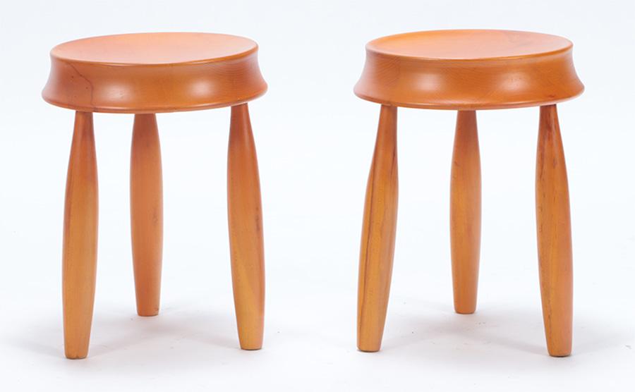 A PAIR OF SERGIO RODRIGUES STYLE STOOLS HAVING (1 of 4)