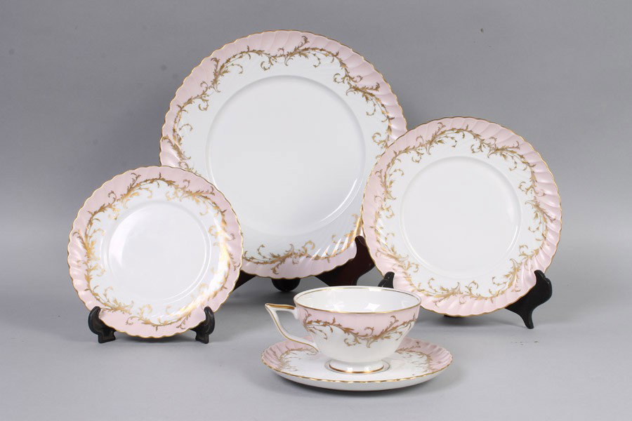 GERMAN ROYAL TETTAN VINTAGE PORCELAIN DINNER SVC: Lovely German porcelain dinner service for twelve, plus extras, circa 1930. By Royal Tettan, lot includes sixteen cups and saucers, twelve bread and butters, eighteen salad plates and twelve dinner pl
