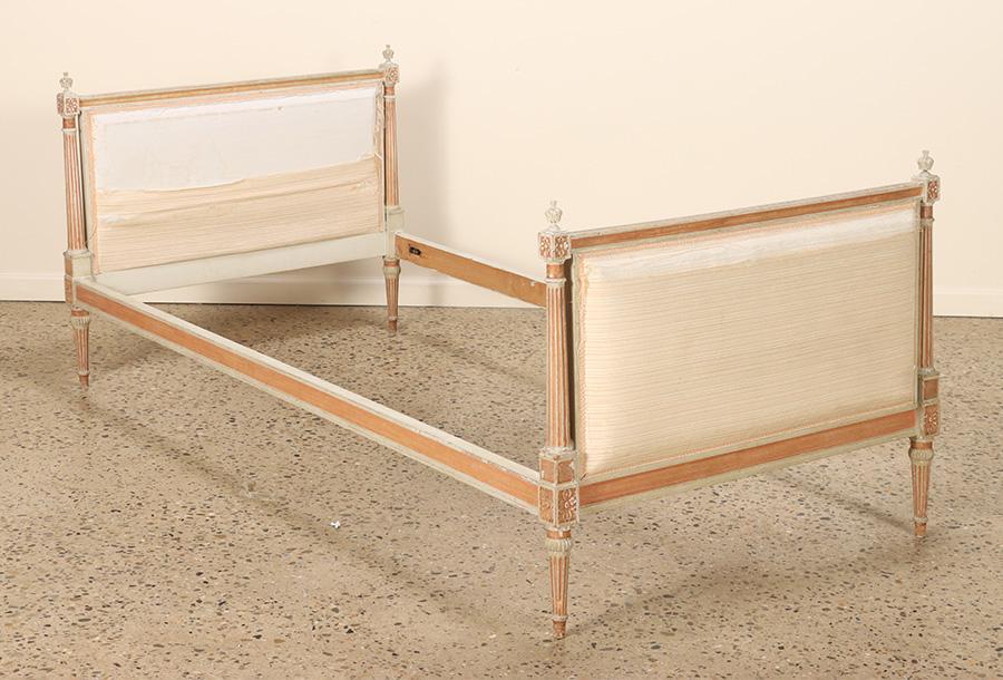 PAINTED AND CARVED FRENCH LOUIS XVI STYLE DAY BED C 1930. (1 of 5)