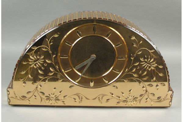 COPPER MIRRORED ART DECO ELECTRIC MANTEL CLOCK: ELEGANT COPPER MIRRORED ART DECO ELECTRIC MANTEL CLOCK. H: 14.25" W: 26" D: 5" *Condition: Fair to Good - not in working order. Some of the mirror baguettes on top are damaged *Est. Sale Time: 4:00 PM