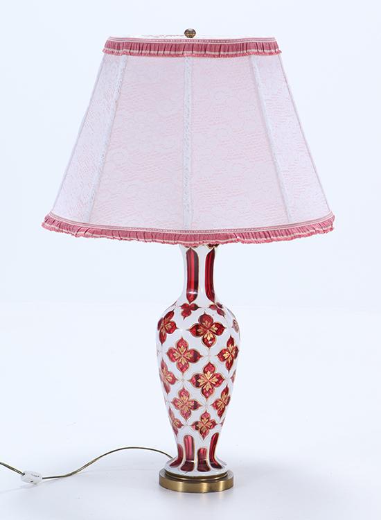 AN ATTRACTIVE CUT TO CLEAR GLASS VASE FORM TABLE LAMP. (1 of 5)