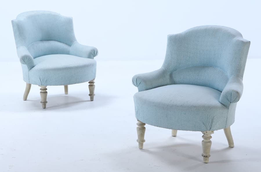 A PAIR OF NAPOLEON III UPHOLSTERED CHAIRS ON PAINTED TURNED LEGS. (1 of 8)